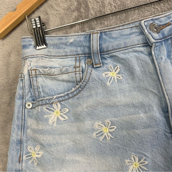 American Eagle U.S. Women’s Size 6 Floral Embroidered Mom Jeans Short-Shorts. - Picture 3 of 7